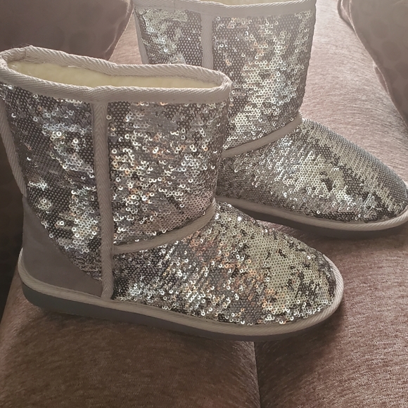 Boots - Picture 6 of 8